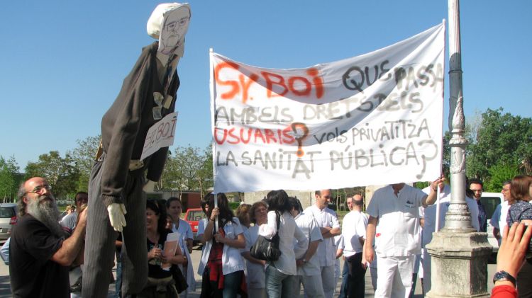 Un centenar de treballadors de la sanitat es van manifestar aquest dilluns