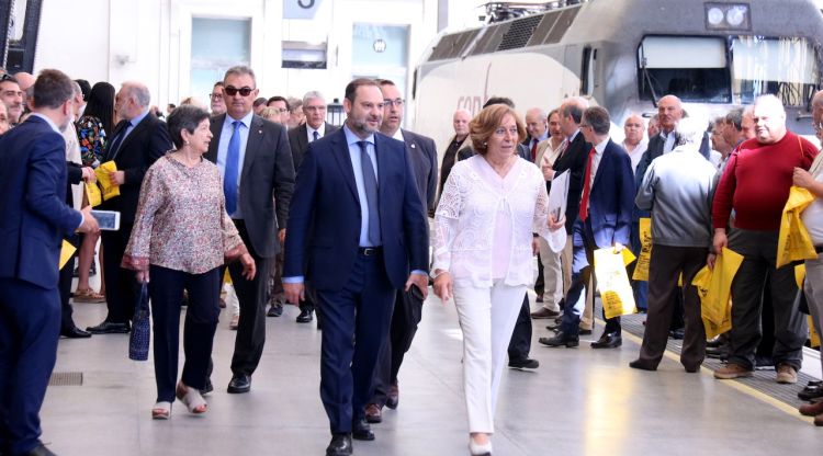 Pla obert del ministre de Foment, José Luis Ábalos, passeja per l'estació de França abans de pujar al tren que farà el viatge commemoratiu. ACN