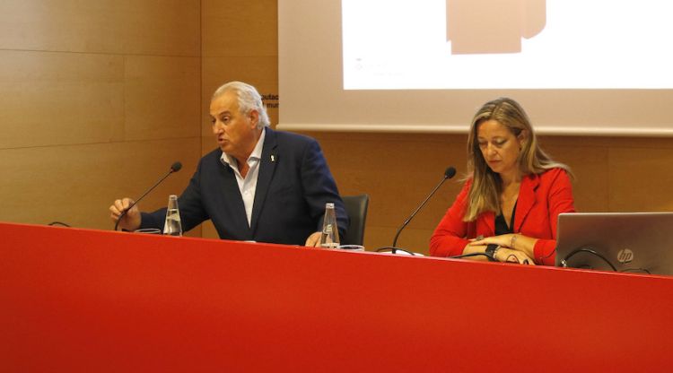El president de Dipsalut, Josep Maria Corominas, i la gerent, Sílvia Oliveras, en la presentació del balanç. ACN