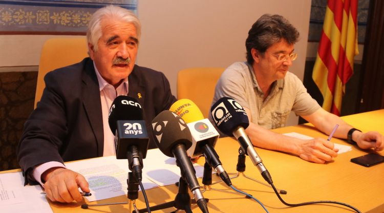 El president del Consell Comarcal de la Garrotxa, Joan Espona, i el director del SIGMA, Francesc Canalies. ACN