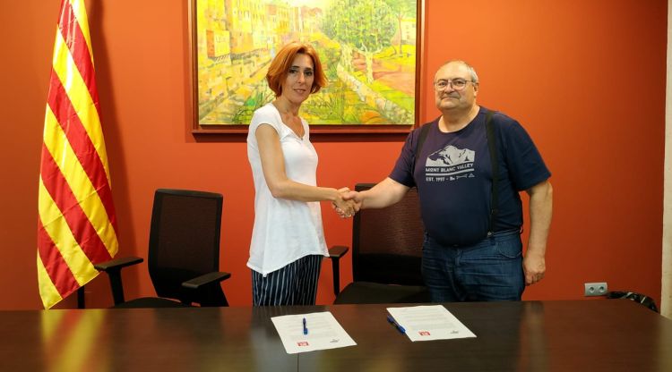 Els candidats Sònia Martínez i Narcís Quintana formalitzant el pacte de govern a la Jonquera