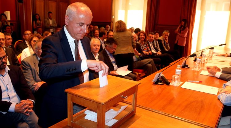 El nou president de la Cambra de Comerç de Girona, l'empresari Jaume Fàbrega, dipositant el seu vot. ACN