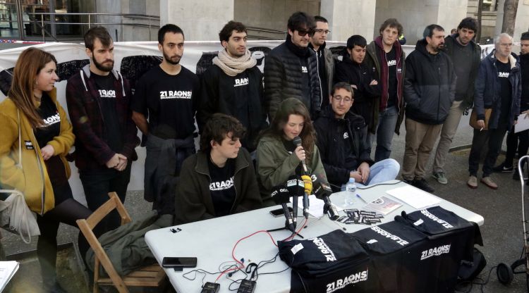 Els encausats pel tall del TAV a Girona abans de comparèixer al jutjat, el 15 de març passat. ACN