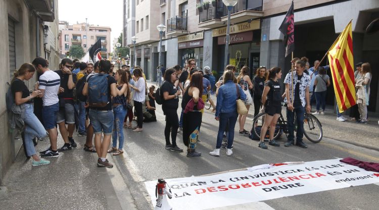 Concentració davant de la comissaria dels Mossos en suport al detingut. ACN