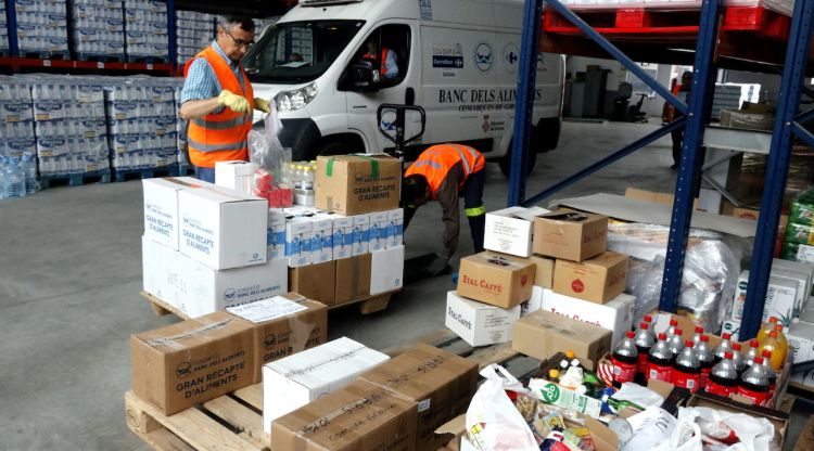 Voluntaris del Banc dels Aliments de Girona preparant menjar per a les entitats benèfiques. ACN