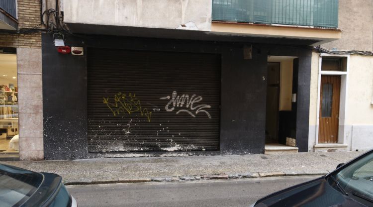 La persiana del bar de l'Eixample de Girona on s'ha produït la baralla. ACN