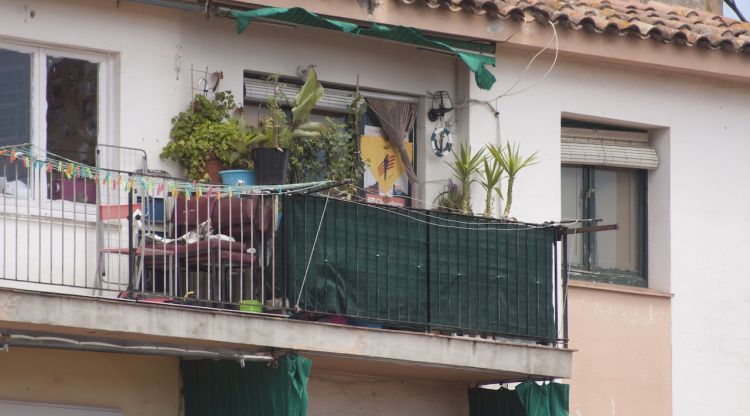 El balcó on residia l'home que ahir va morir després d'amenaçar una dona amb una destral. M. Estarriola