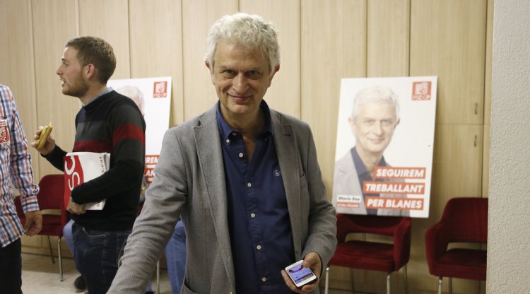 El cap de llista del PSC a Blanes, Mario Ros, pendent dels resultats durant les eleccions municipals el 26 de maig. ACN