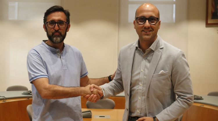 El cap de llista del PSC, Francisco Pastor, i el de Junts per Lloret, Jaume Dulsat, donant-se la mà després de signar l'acord. ACN