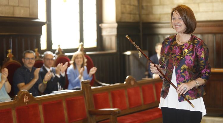 L'alcaldessa de Girona, Marta Madrenas, amb la vara a les mans durant el ple d'investidura