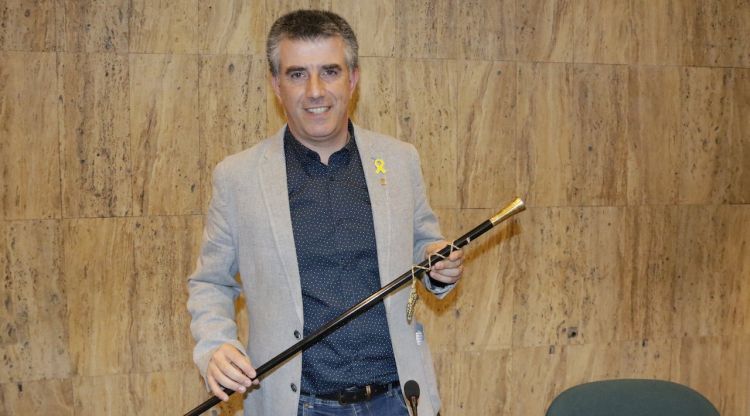 El novament alcalde de Salt, Jordi Viñas (ERC), amb la vara. ACN