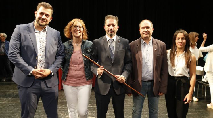 El nou alcalde de Blanes, Àngel Canosa, aguantant la vara acompanyat dels altres regidors d'ERC al municipi. ACN