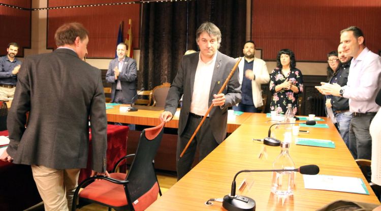 Al mig, Jordi Munell amb la vara d'alcalde a Ripoll. ACN