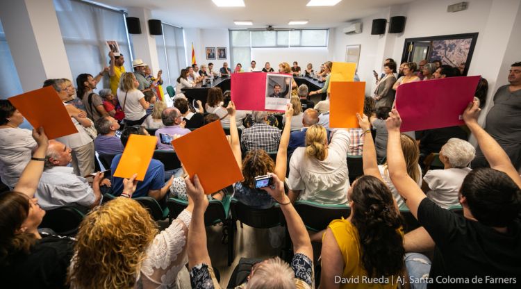 El ple d'avui amb les protestes dels veïns i les dues fotografies de Puigdemont i Torra al fons. David Rueda