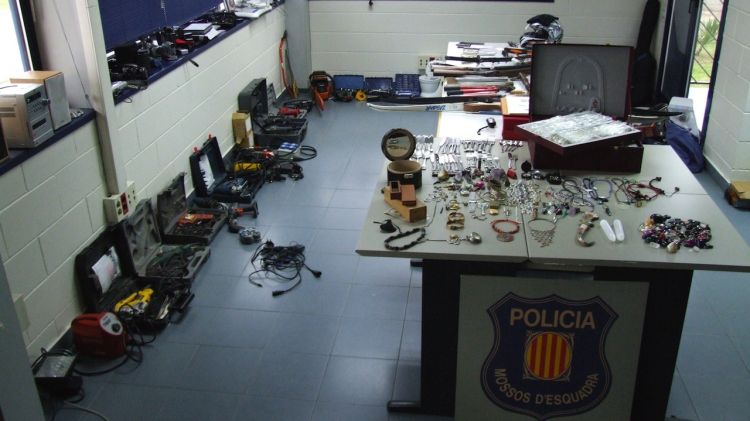 Material recuperat pels Mossos d'Esquadra del mas © ACN