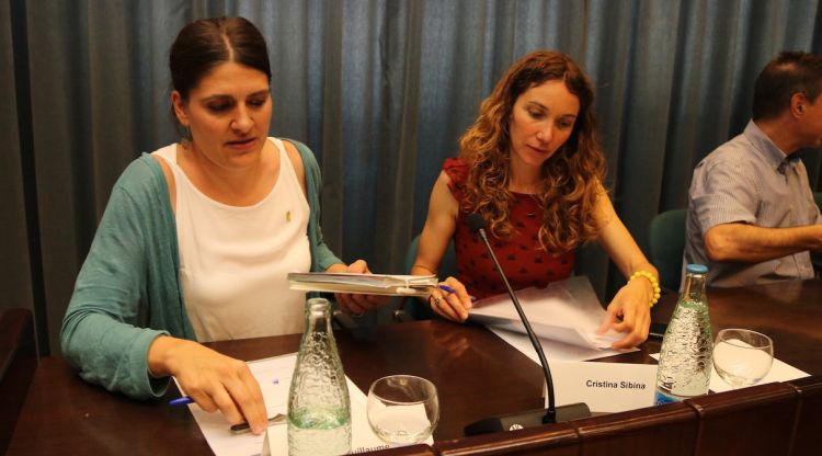 Marta Guillaumes (esquerra) i Cristina Sibina són les regidores d'IpS-CUP que han hagut de prometre de nou el càrrec. ACN