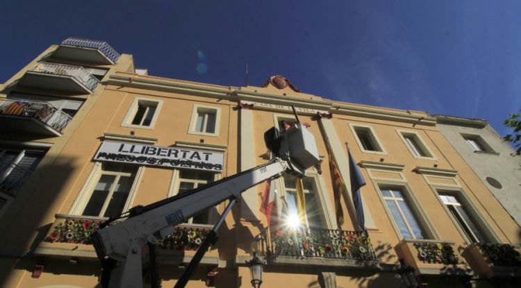 Façana de l'Ajuntament de Blanes on tant sols s'hi pot llegir "Llibertat" després que la pancarta va ser vandalitzada el 2019