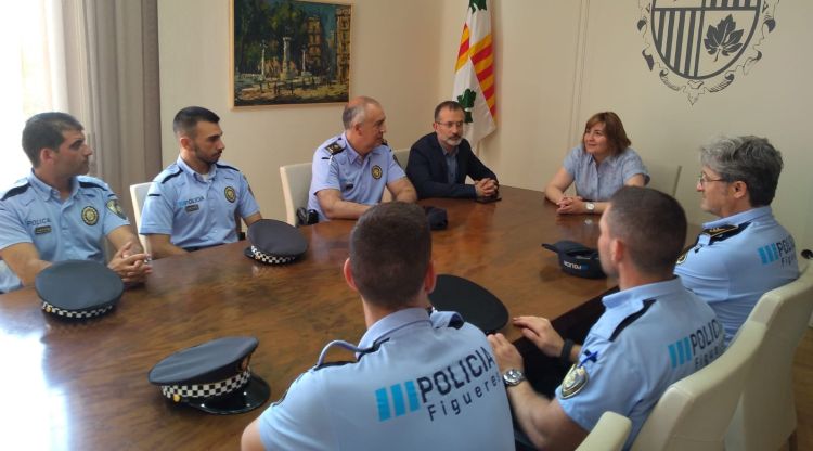 La reunió amb els nous efectius de la Guàrdia Urbana de FIgueres, l'alcaldessa, Agnès Lladó, i Pere Casellas