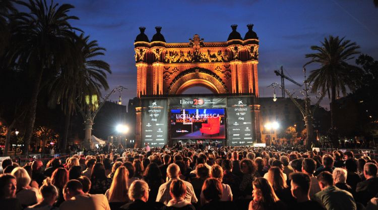 Transmissió a l'Arc de Triomf de la funció de l'òpera 'Manon Lescaut. A. Bofill