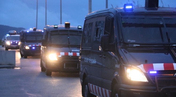 Comitiva de furgones dels Mossos d'Esquadra que ha traslladat els presos polítics (arxiu). ACN