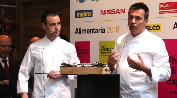 Els xefs del restaurant Disfrutar, Eduard Xatruch i Oriol Castro, durant un acte. ACN