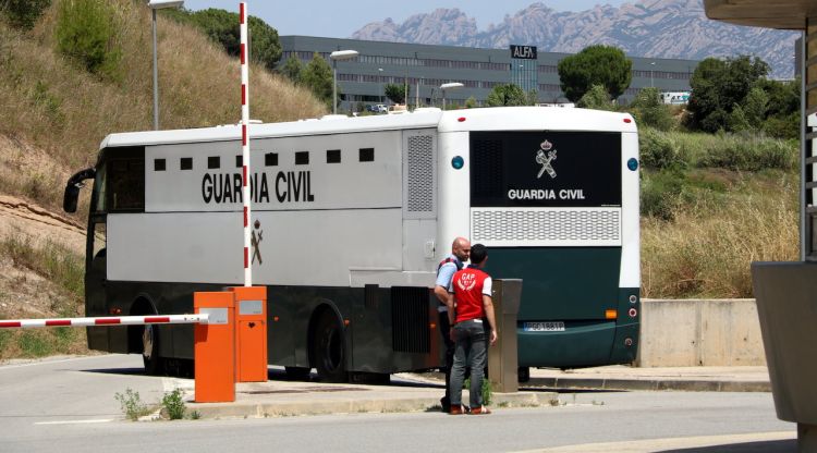 L'autobús de la Guàrdia Civil amb els presos polítics entrant al recinte de Brians 2. ACN