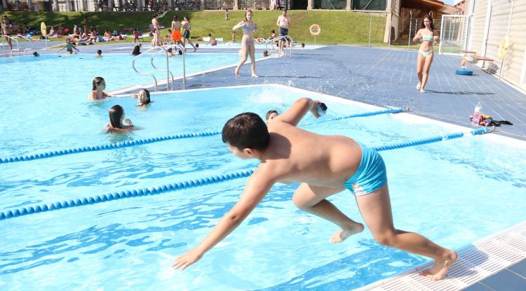 Un nen llençant-se a la piscina de Figueres, aquesta tarda. ACN