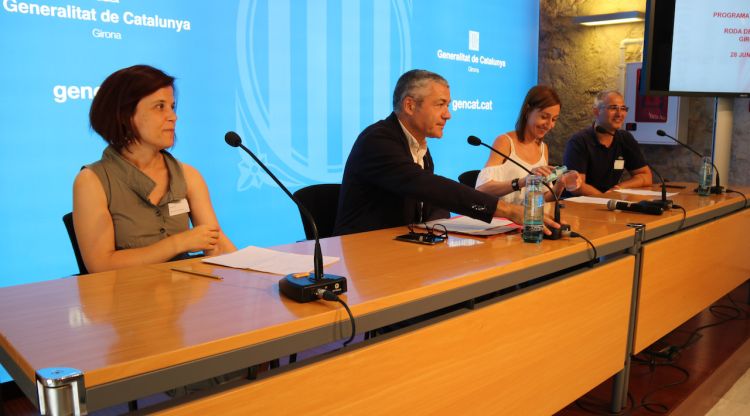 Anna Serra en primer terme i el secretari de Migracions, Oriol Amorós, al seu costat. ACN
