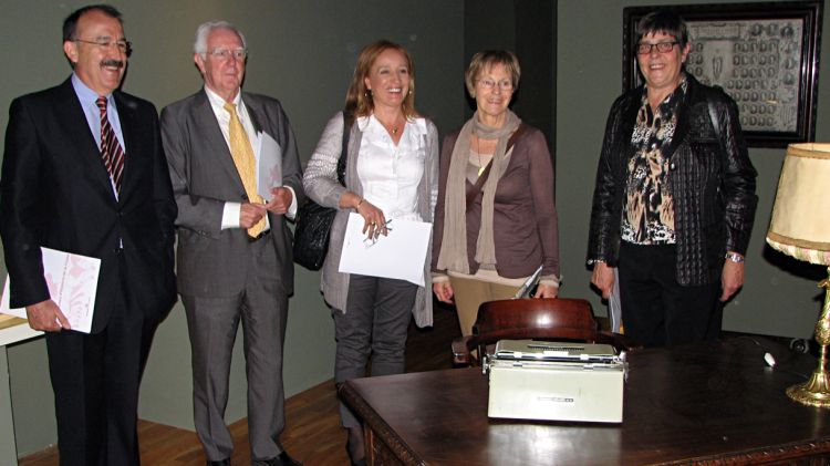 Jaume i Calaia Sobrequés amb Anna Pagans, el director del Museu i la comissària de l'exposició © ACN