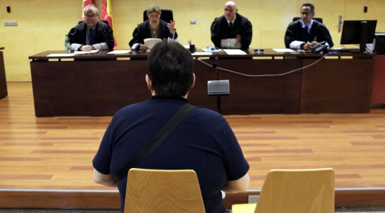 D'esquenes, l'home que ha reconegut que es descarregava i difonia pornografia infantil "particularment degradant i vexatòria". ACN