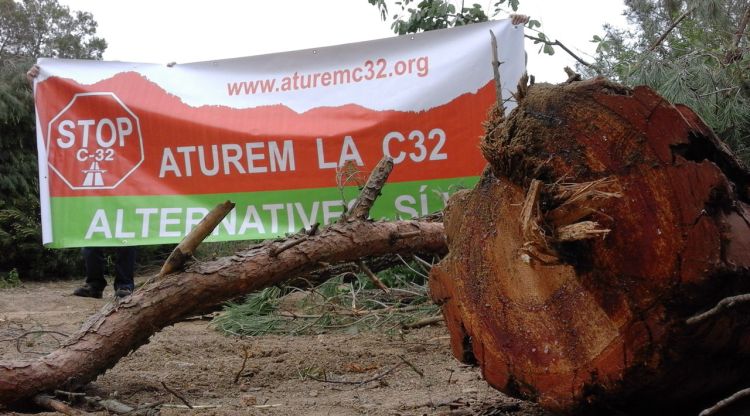 Un tronc amb una pancarta de la Plataforma Aturem la C-32