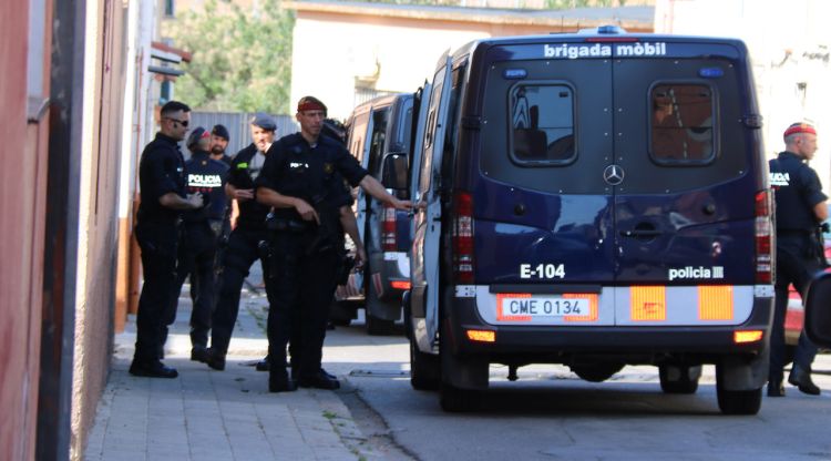 Un dels carrers del Barri de Sant Joan de Figueres amb la Brigada Mòbil, aquest matí. ACN