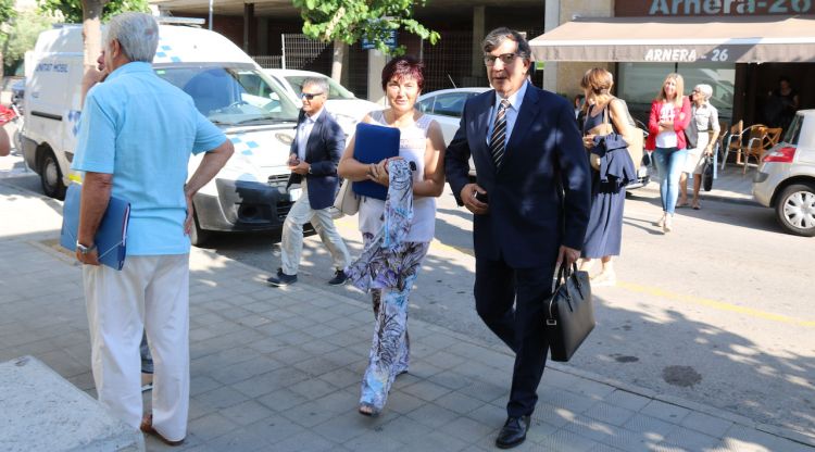 L'alcaldessa Montserrat Mindan amb el seu advocat, Carles Monguilod. ACN