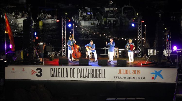 L'actuació del grup Arjau durant la 53a Cantada d'Havaneres de Calella de Palafrugell. ACN