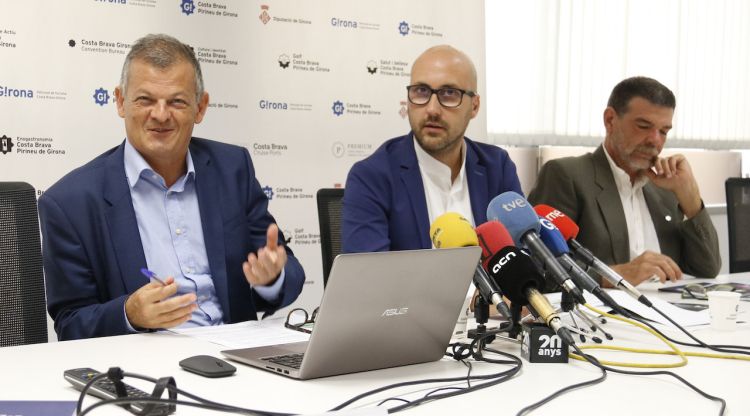 El director del festival de Peralada, Oriol Aguilà, el vicepresident del Patronat de Turisme de Girona i un regidor de l'Ajuntament de Peralada. ACN