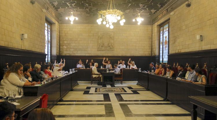 Els regidors de l'equip de govern de Girona votant a favor del cartipàs durant el ple extraordinari. ACN