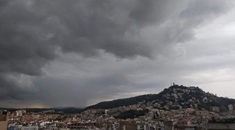 Uns núvols amenaçant tempesta damunt de Blanes (arxiu). Marta Caldero Ponsdomenech