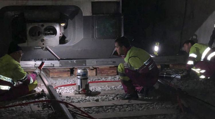 Tècnics de Renfe treballen per encarrilar el tren accidentat al túnel de Toses