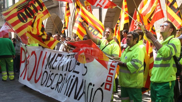 Una cinquantena de treballadors de la recollida selectiva s'han concentrat davant l'Ajuntament de Girona © ACN