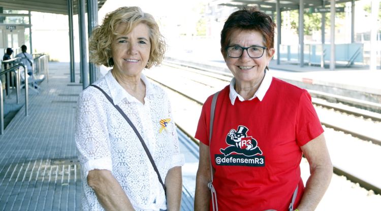 Les dues portaveus de la plataforma 'Perquè no ens fotin el tren', Fina i Teresa Arderiu, a l'estació de Torelló. ACN