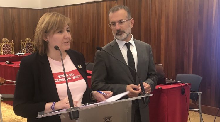 Agnès Lladó i Pere Casellas, aquest matí presentant els canvis a les zones d'aparcament. M. Estarriola