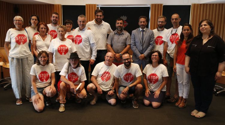 Membres de l'equip de govern de Blanes i els representants de la plataforma Aturem la C-32. ACN