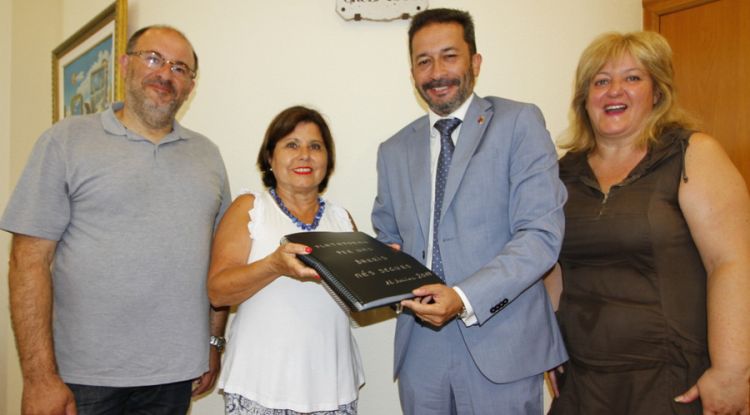 Moment de l'entrega de les signatures a l'alcalde Àngel Canosa