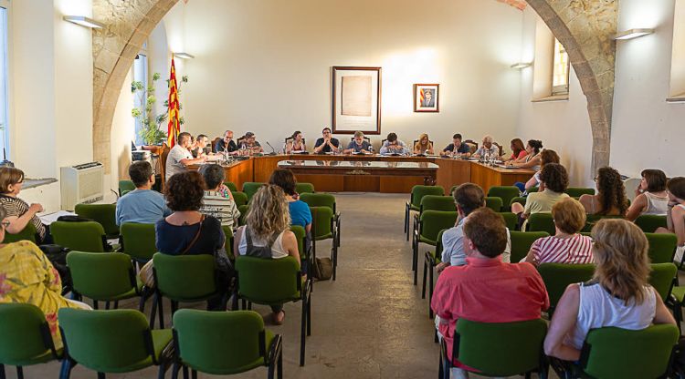 El plenari de Llagostera utilitzant ampolles de vidre