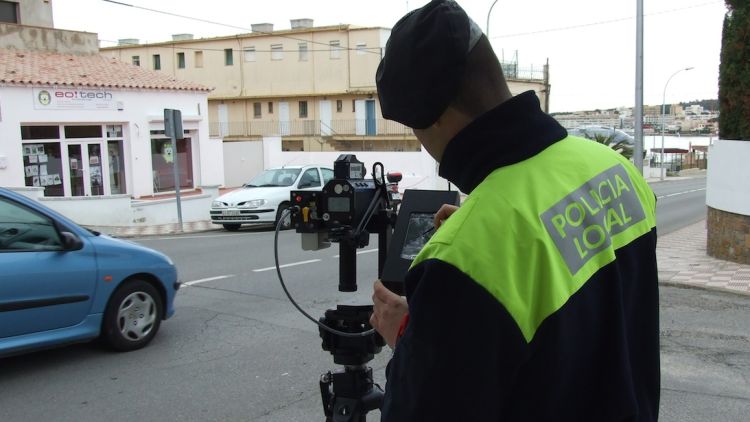 Un agent de la Policia Municipal de l'Escala fent un control (arxiu)