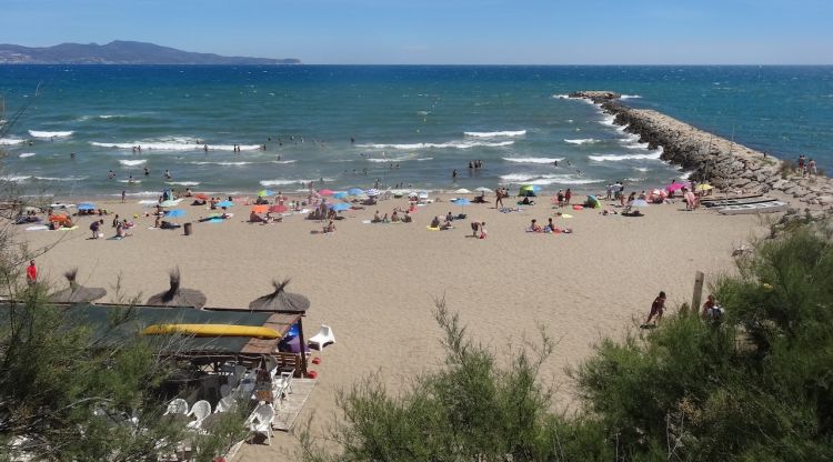 La platja del Riuet es troba a Sant Martí d'Empúries. Wikipedia