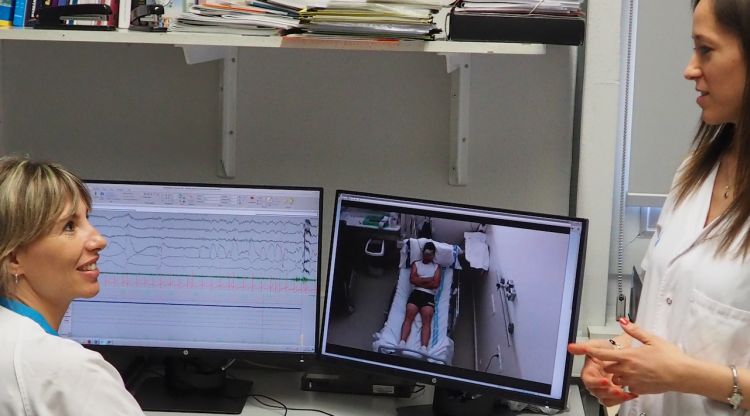 Dues professionals sanitàries amb un monitor on es veu un pacient on fan el test