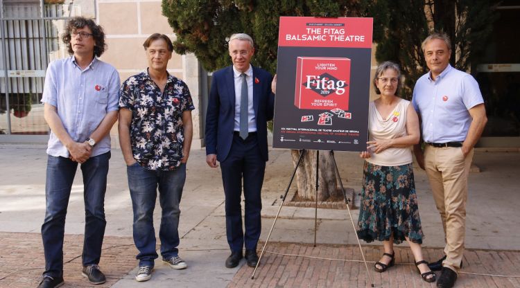 Les autoritats i el director del FITAG amb el cartell de la XIX edició. ACN