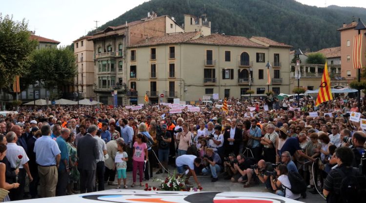 Ciutadans de Ripoll concentrats a la plaça del monestir després dels atemptats (arxiu). ACN