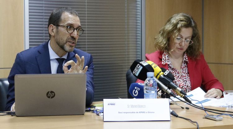 El soci responsable de KPMG a Girona, Manel Blanco, i la directora de la Càtedra Cambra de l’Empresa Familiar de la UdG, Pilar Marquès. ACN
